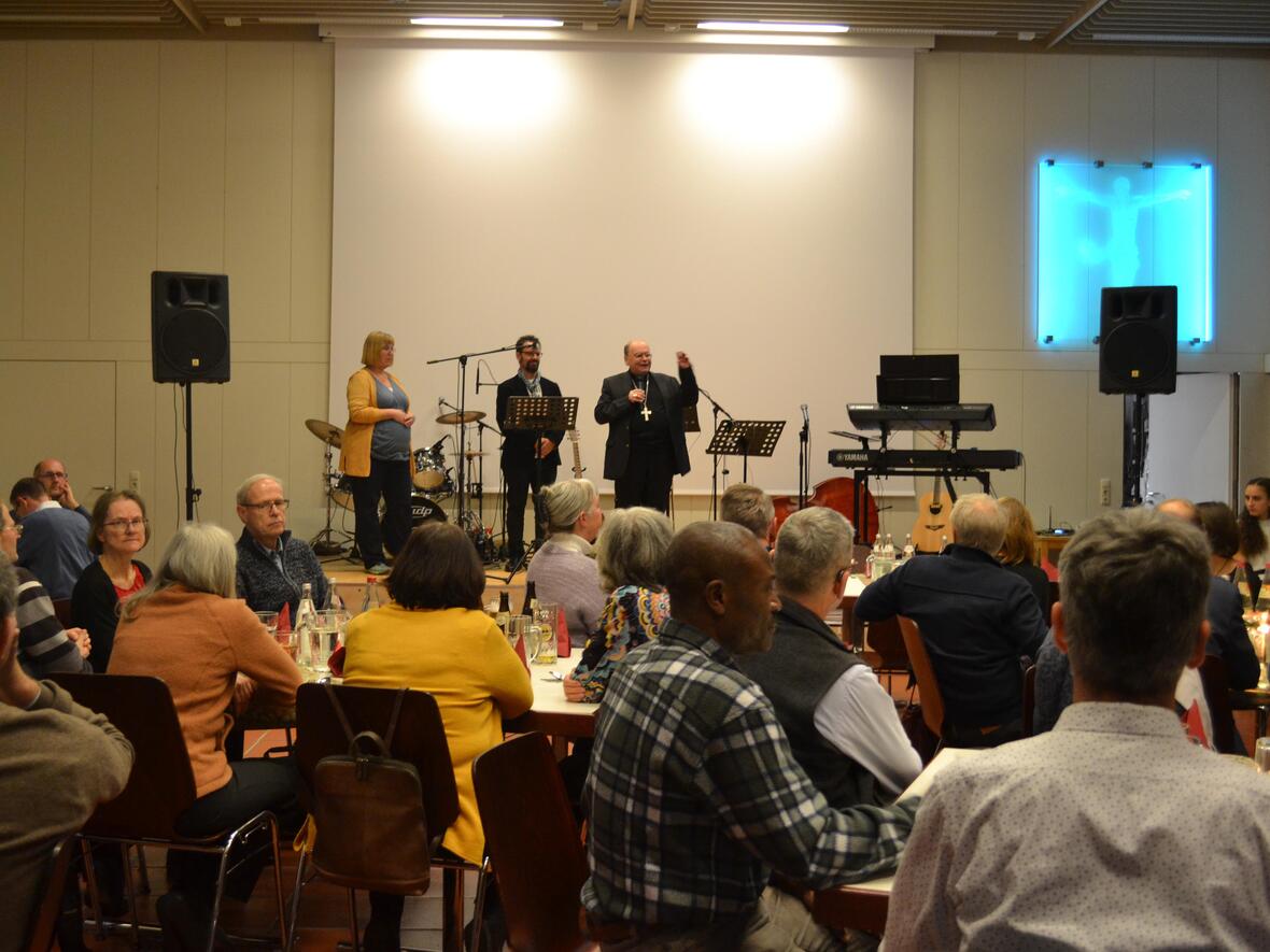 Im Rahmen der Feierstunde bedankte sich Bischof Bertram bei den pastoralen Mitarbeiterinnen und Mitarbeitern für ihr Wirken in der Diözese Augsburg.