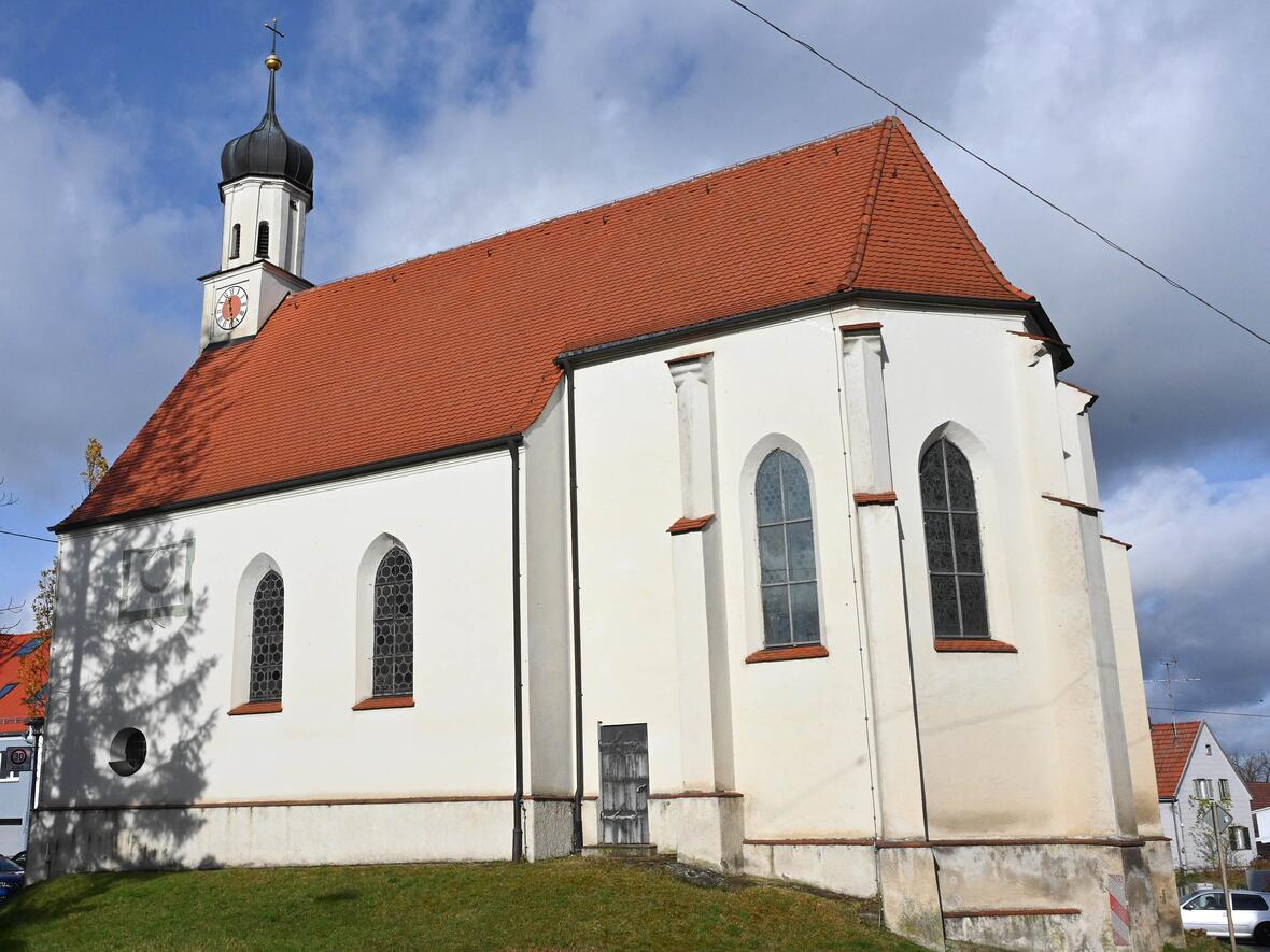 Seit 500 Jahren am nördlichen Ortseingang von Bobingen: Die Kapelle St. Wolfgang und Wendelin (Fotos: pba/Ulrich Bobinger).