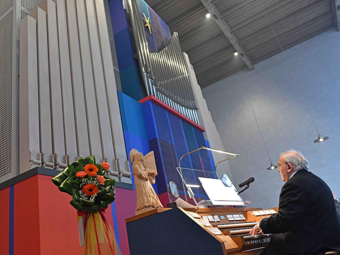 Zur Weihe der sanierten Orgel in St. Albert griff der Organist Wolfgang Thoma in die Tasten. (Fotos: Nicolas Schnall / pba)