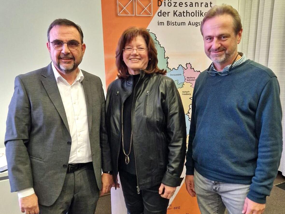 (v.l.) Klaus Holetschek (ehem. Staatsminister für Gesundheit und Pflege, Diözesanratsmitglied), Hildegard Schütz (Vorsitzende des Diözesanrates) und Dr. Dr. Eckhard Eichner (Vorstandsvorsitzender des Augsburger Hospiz- und Palliativversorgung e.V.) (Foto: Diözesanrat)