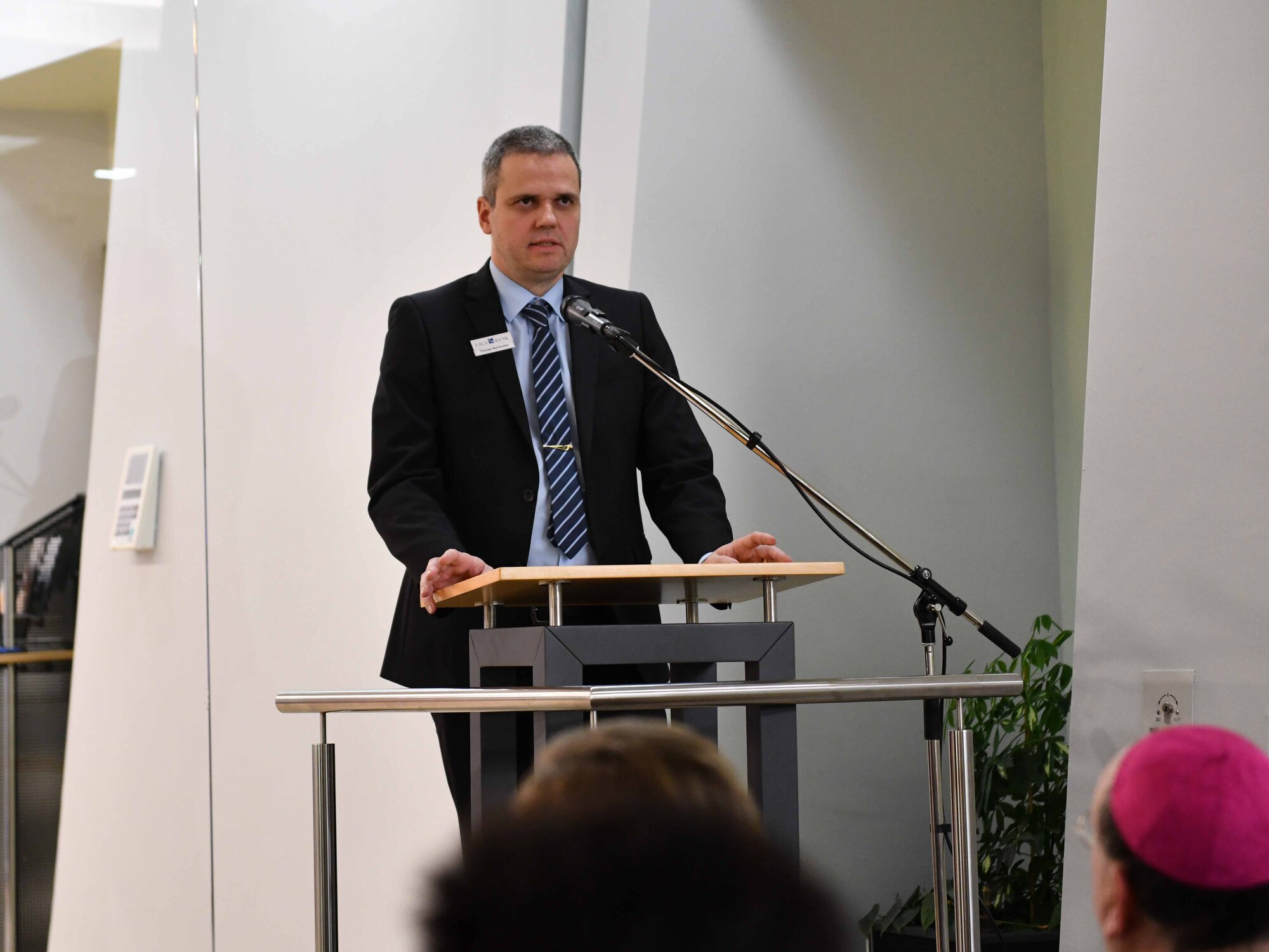 Der neue Filialdirektor ist seit 18 Jahren bei der LIGA Bank tätig. Er ist verheiratet und Vater von drei Kindern. 