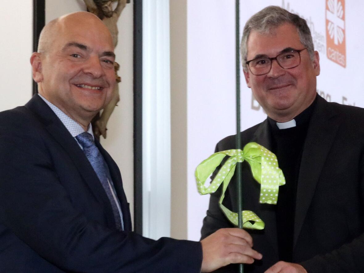 Stabwechsel bei der Caritas: Diakon Markus Müller und Domkapitular Dr. Andreas Magg (v.l.) (Fotos: Annette Zoepf / pca)