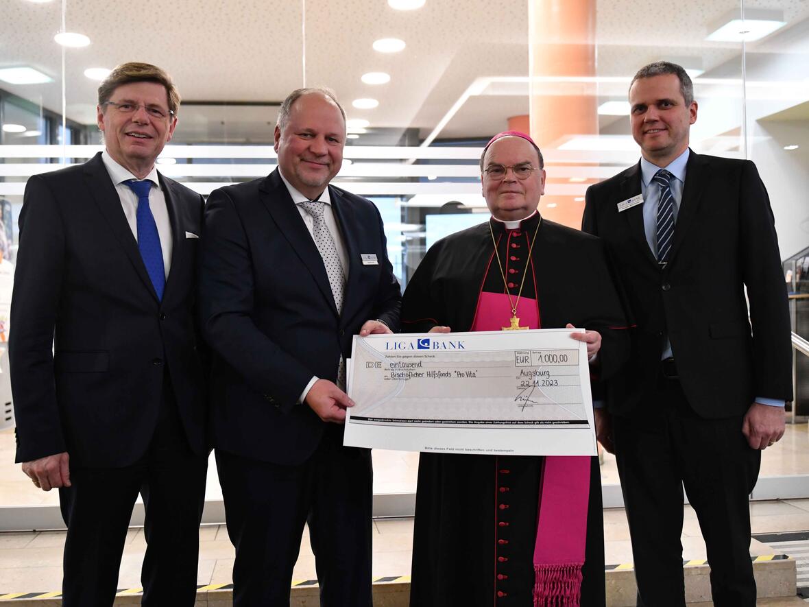 Der scheidende Filialdirektor der Augsburger LIGA-Bank (2.v.links) überreichte Bischof Bertram einen Scheck zugunsten des Bischöflichen Hilfsfonds "Pro Vita". Sein Nachfolger im Amt ist Thomas Bachhuber (rechts). (Fotos: Maria Rösch / pba) 