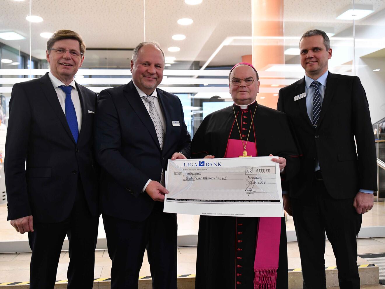 Der scheidende Filialdirektor der Augsburger LIGA-Bank (2.v.links) überreichte Bischof Bertram einen Scheck zugunsten des Bischöflichen Hilfsfonds "Pro Vita". Sein Nachfolger im Amt ist Thomas Bachhuber (rechts). (Fotos: Maria Rösch / pba) 