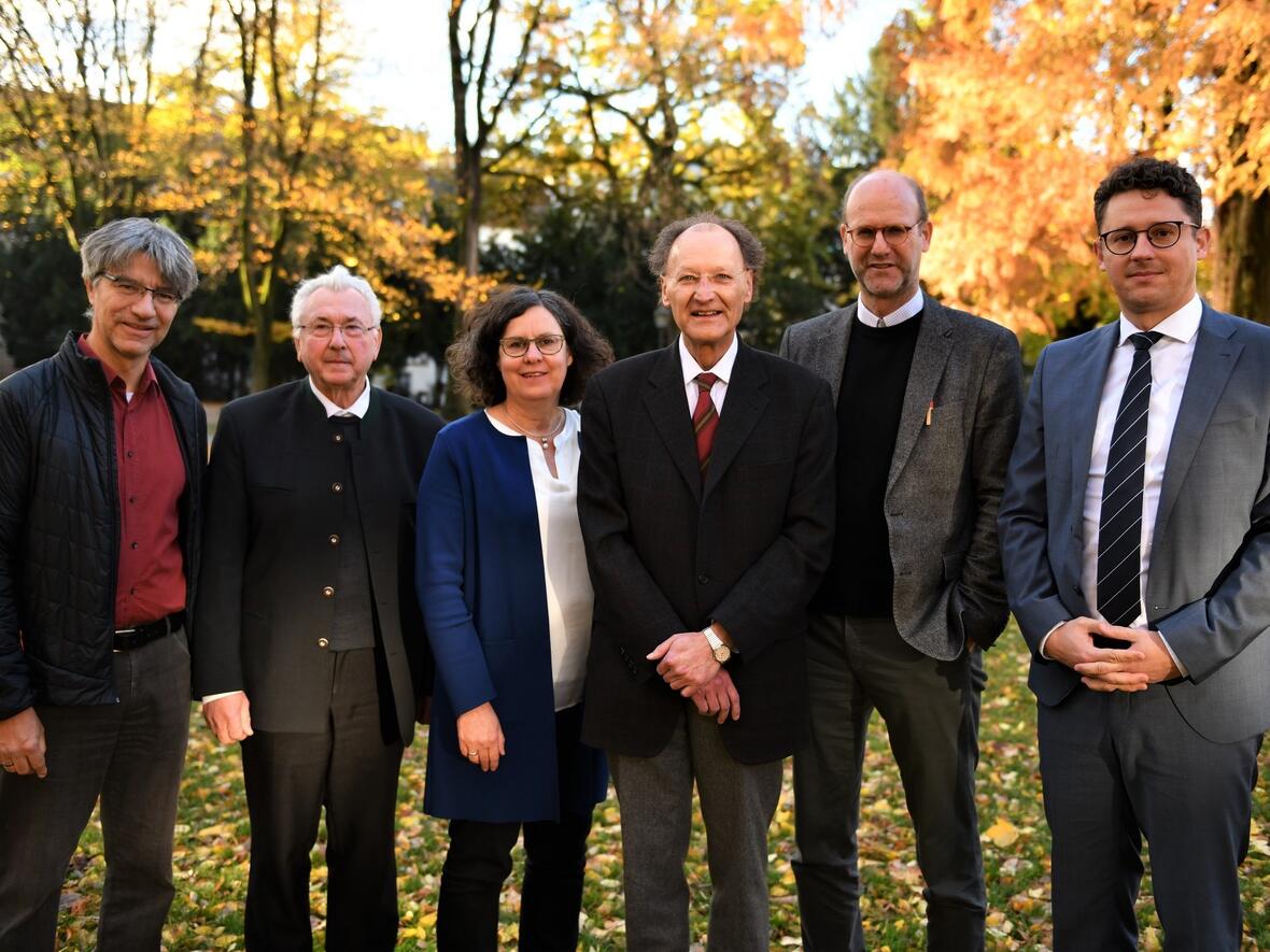 (v.l.) Dr. Thomas Wienhardt, Bischofsvikar Msgr. Walter Merkt, Seelsorgeamtsleiterin Angelika Maucher, Generalvikar Msgr. Dr. Wolfgang Hacker, Pfarrer Thomas Rauch, Finanzdirektor Dr. Dominikus Kleindienst. (Foto: Nicolas Schnall / pba)