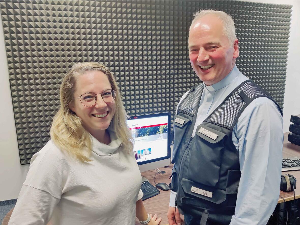 Diakon Michael Gastl zu Gast bei Radio Cappuccino-Moderatorin Eva Fischer. (Foto: SUV)
