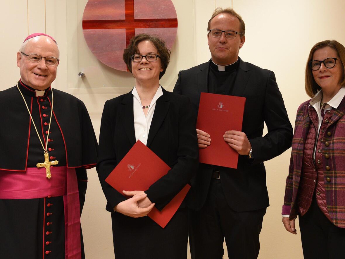 Von links: Bischof Dr. Konrad Zdarsa, Dr. Carolin Neuber, Dr. Andreas Jall, Prof. Dr. Gerda Riedl (Fotos: Maria Steber / pba). 