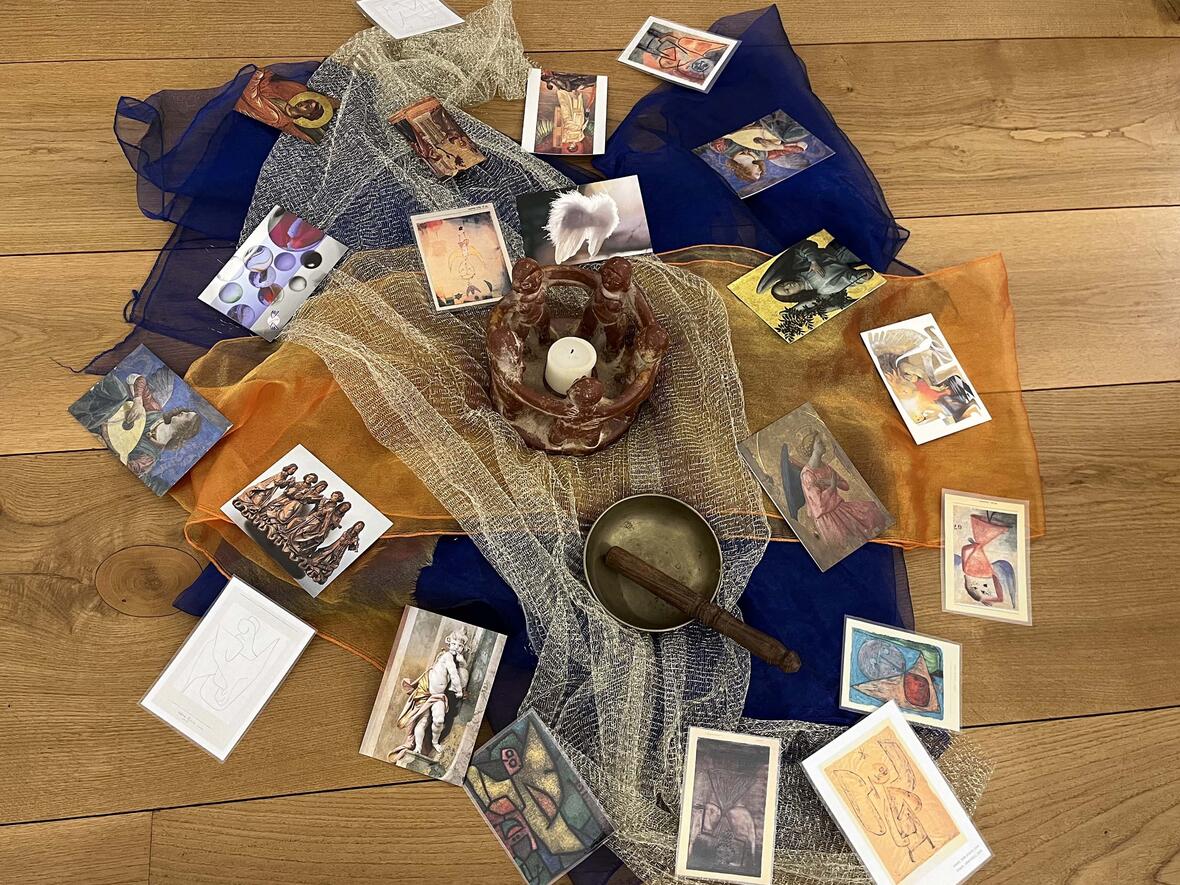 Über das Thema „Wenn Flügel dich berühren“ tauschten sich kürzlich rund 90 Frauen bei einer stimmungsvollen Adventsnacht im Wittelsbacher Schloss aus (Foto: KDFB)