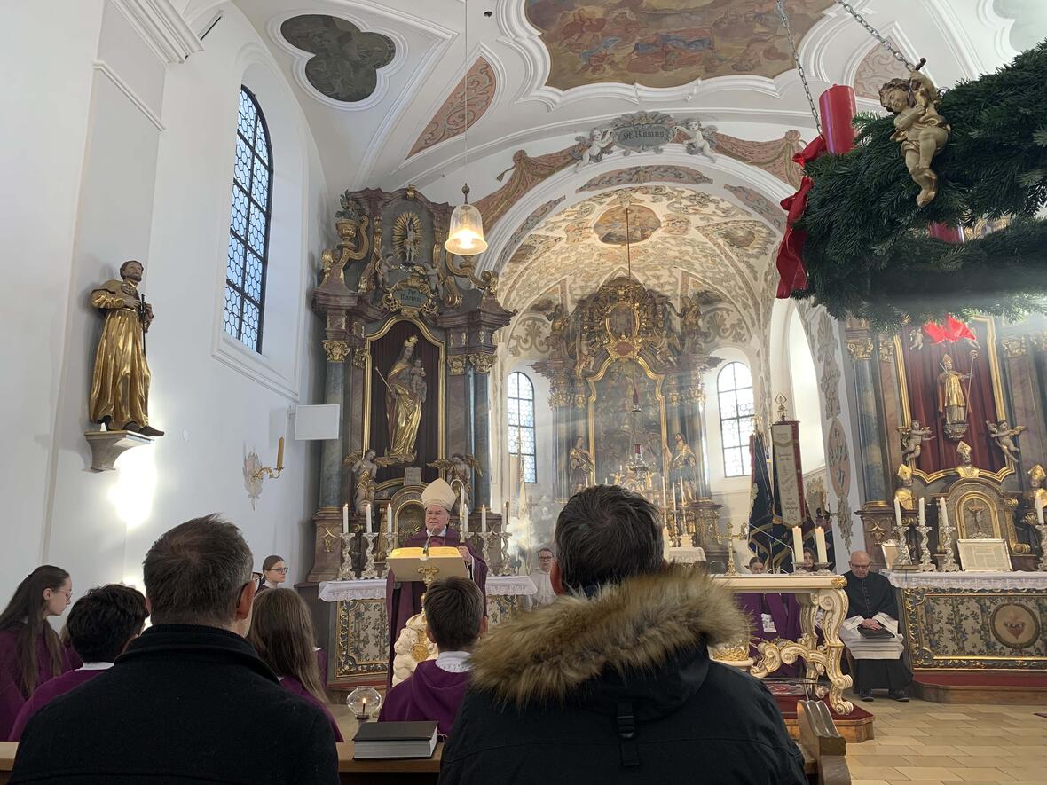 Viele Gläubige bestaunten ihre frisch renovierte Kirche St. Blasius. 