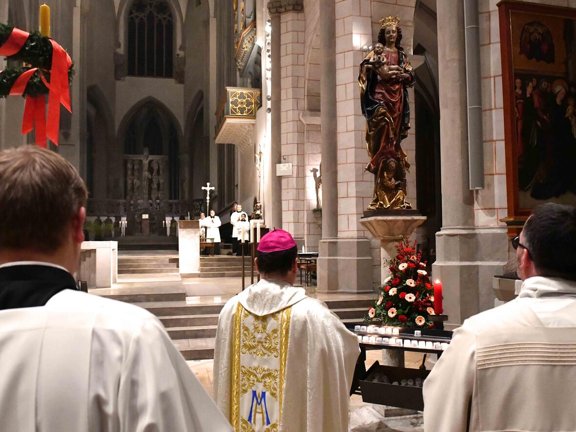 Bischof Bertram erneuerte im Dom die Weihe des Bistums an die Gottesmutter (Fotos: pba/Ulrich Bobinger).