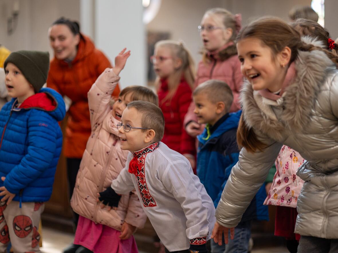 Große Freude beim ukrainisch-katholischen Gottesdienst in Augsburg-Kriegshaber (Fotos: Julian Schmidt / pba)