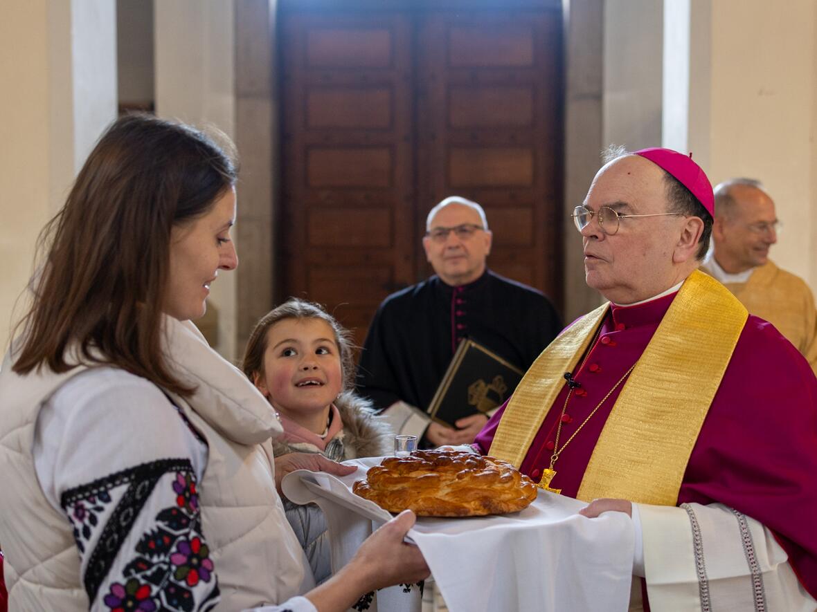 Zu Beginn des Gottesdiensts erhielt der Bischof einen Laib Brot geschenkt.