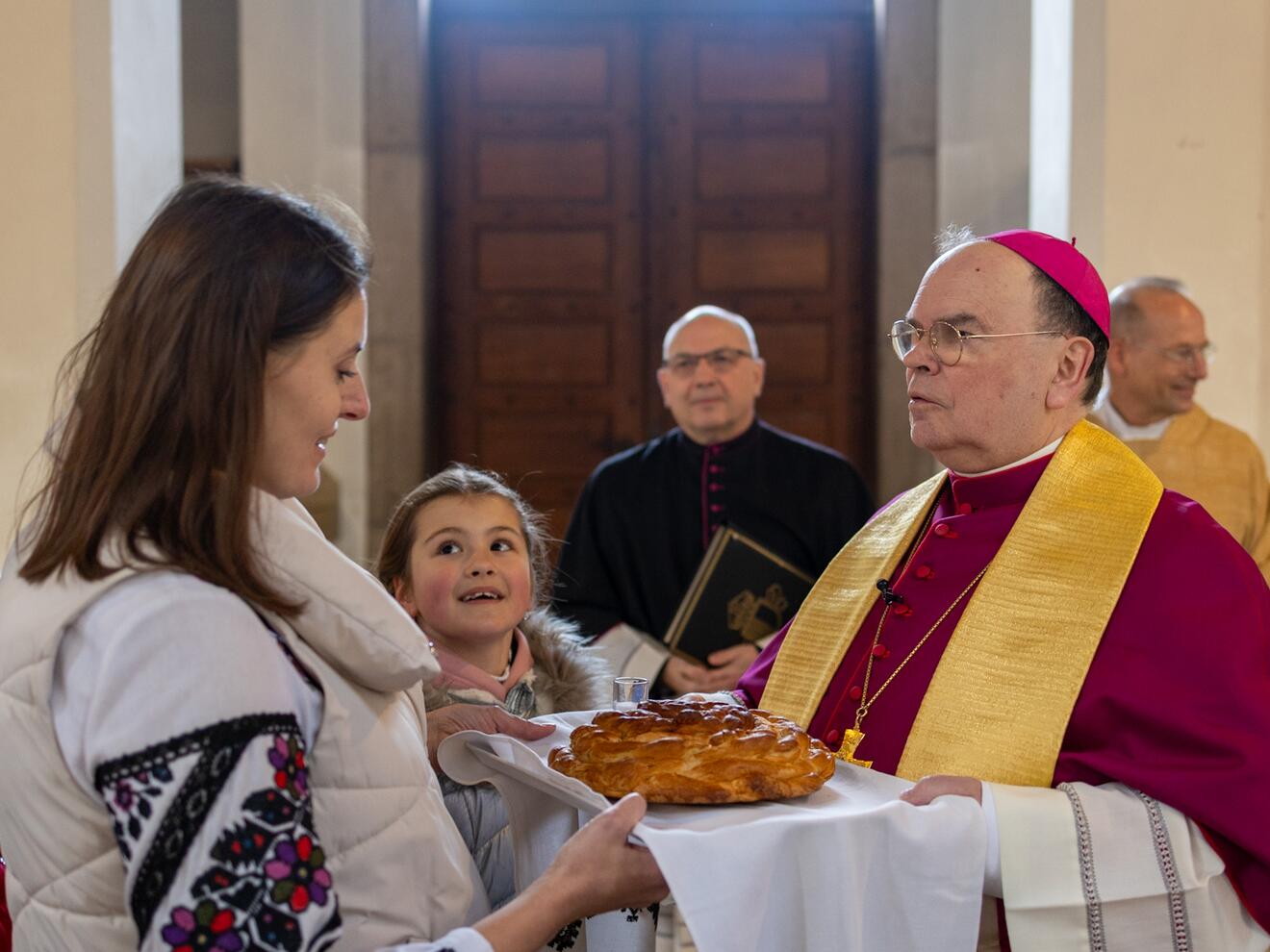 Zu Beginn des Gottesdiensts erhielt der Bischof einen Laib Brot geschenkt.