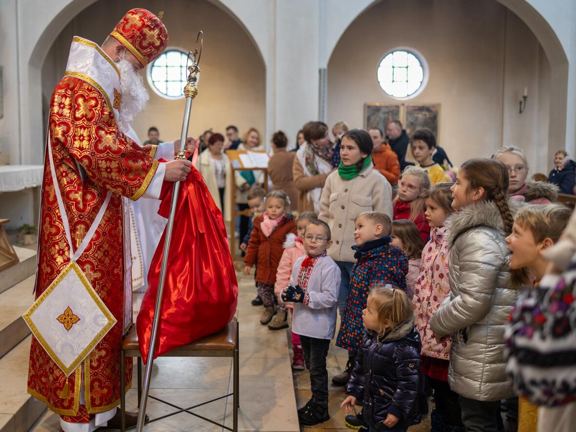 Der heilige Nikolaus hatte Geschenke für die Kleinen mitgebracht.