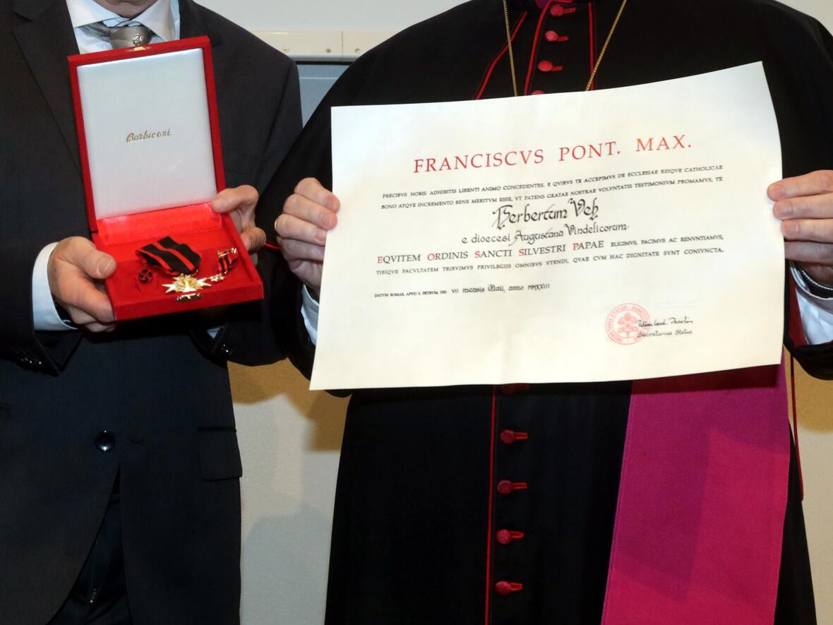 Neun Persönlichkeiten aus dem Bistum Augsburg sind an diesem Mittwoch mit päpstlichen Auszeichnungen für kirchliches Engagement gewürdigt worden, darunter der ehemalige Präsident des Landgerichts Augsburg Dr. Herbert Veh. (Fotos: Annette Zoepf / pba)