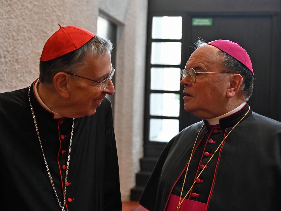Auch Bischof Bertram freute sich über den hohen Besuch aus Rom. (Foto: Julian Schmidt / pba) 
