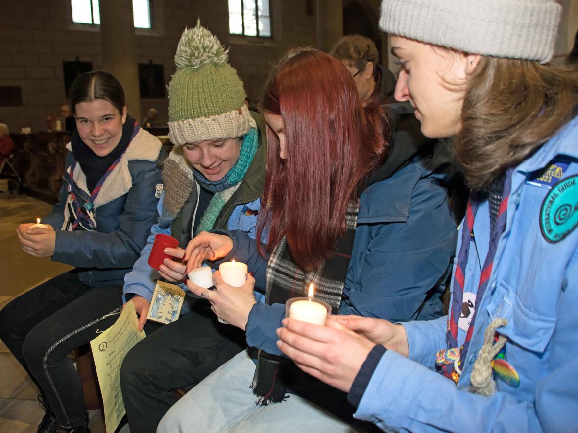 Das Friedenslicht wurde bei einer Aussendungsfeier von Person zu Person weitergegeben. (Fotos: PSG-Diözesanverband)