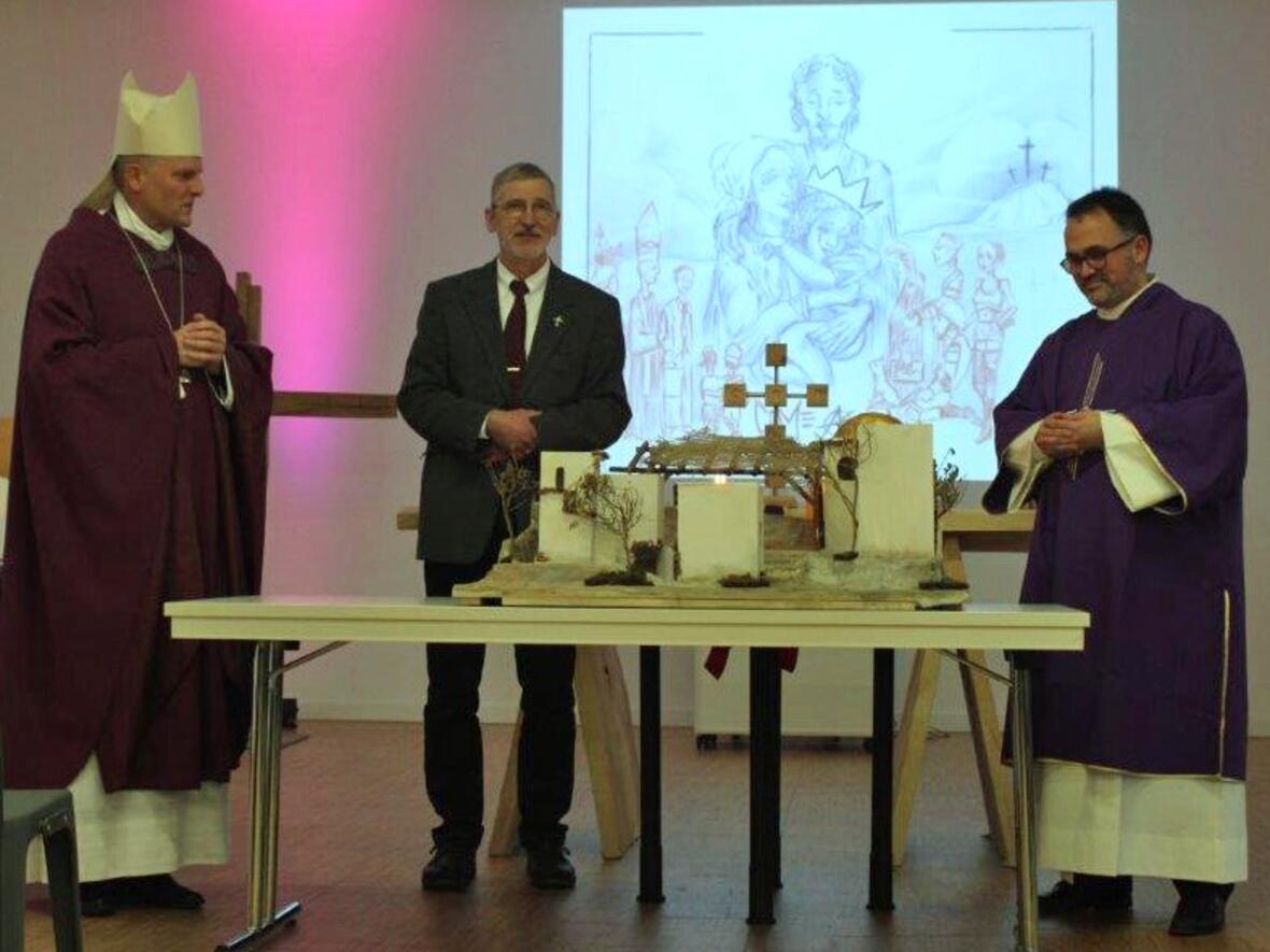 Zum Gottesdienst in der JVA Augsburg-Gablingen hatte Weihbischof Wörner eine besondere Überraschung im Gepäck. (Foto: Gefängnisseeelsorge)