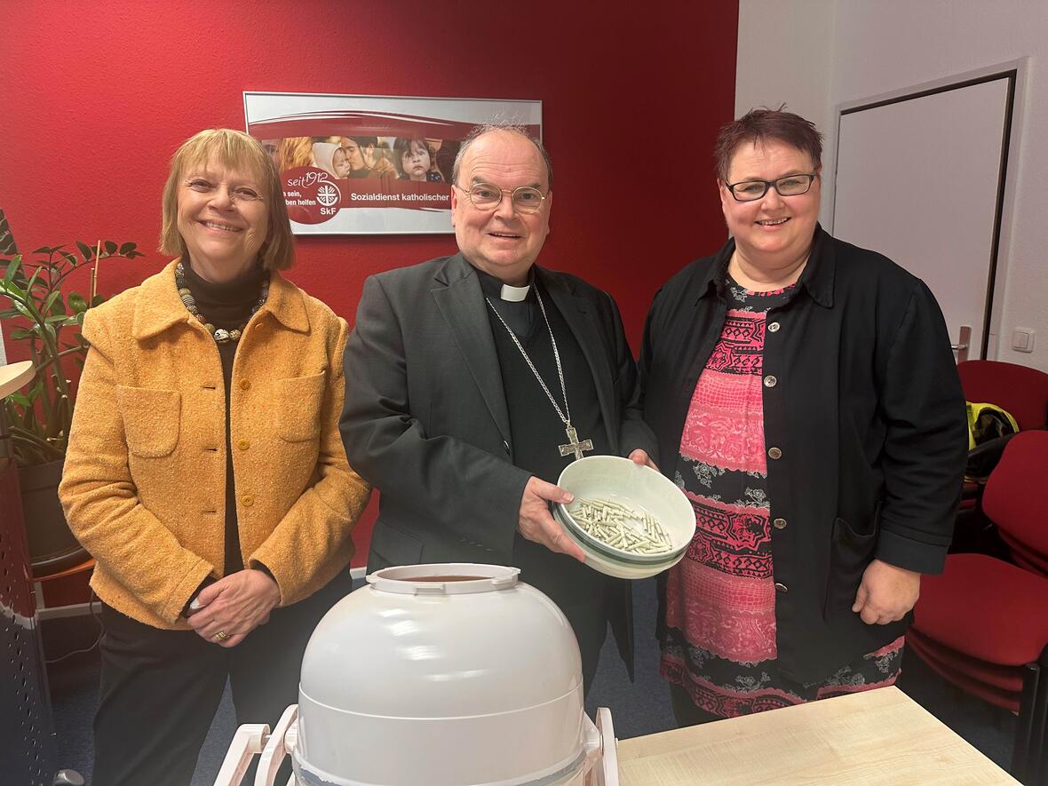 (von links) Martina Kobriger, Bischof Dr. Bertram Meier und Mechtild Teuber bei der Ziehung des Lose. (Foto: Ulrich Bobiner / pba) 