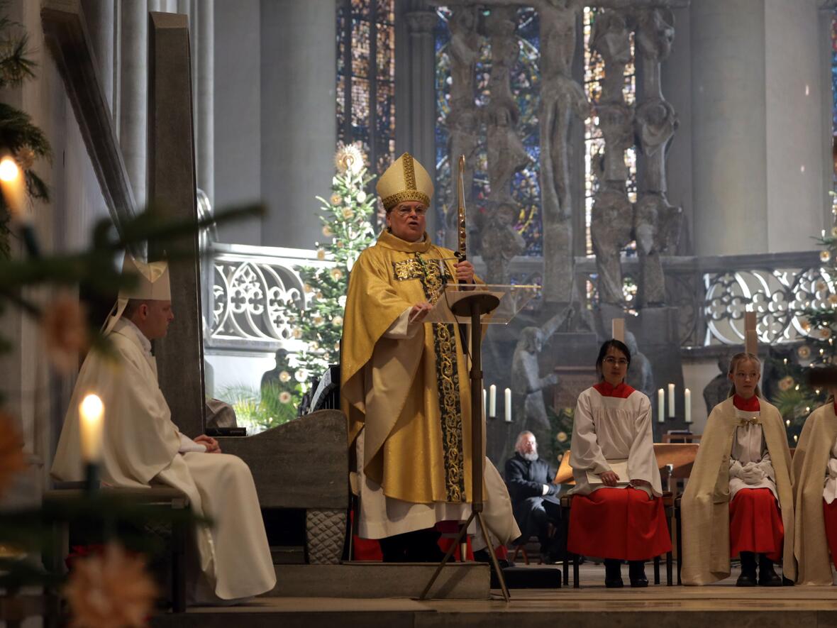 In der nächtlichen Christmette und einem feierlichen Pontifikalamt am 1. Weihnachtsfeiertag wurde die Geburt des Herrn im Augsburger Dom gefeiert. (Fotos: Annette Zoepf / pba)