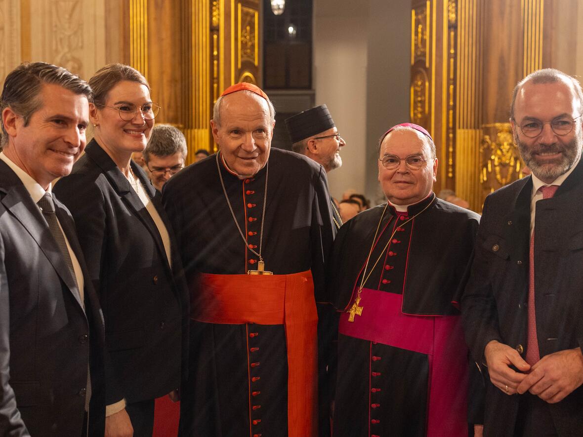 (v.l.) Eric Beißwenger, Staatsminister für Europaangelegenheiten, Augsburgs Oberbürgermeisterin Eva Weber, päpstlicher Gesandter Kardinal Christoph Schönborn, Augsburgs Bischof Dr. Bertram Meier und Europaabgeordneter Manfred Weber, Partei- und Fraktionsvorsitzende der EVP. (Foto: Julian Schmidt / pba)