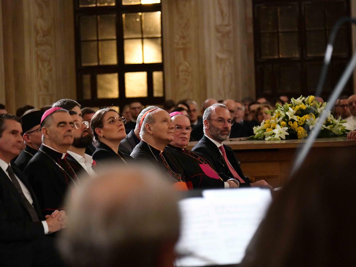 Viele Gäste aus Kirche und Gesellschaft folgten der Einladung zum Festakt in den Goldenen Saal. (Foto: Maria Rösch / pba)