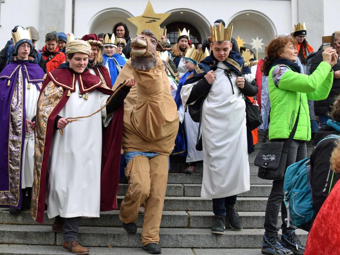 Ein vermeintliches Kamel trampelt die Treppenstufen der Basilika hinunter und zog die Blicke auf sich. (Foto: Verspohl-Nitsche)