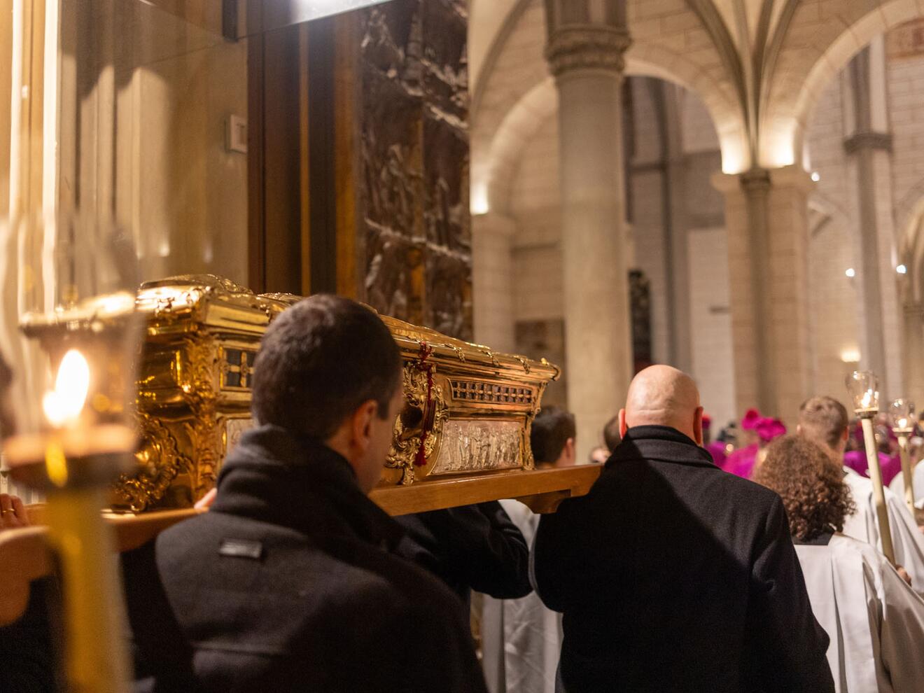 Der Ulrichsschrein wird feierlich durch das Portal des Hohen Doms getragen.
