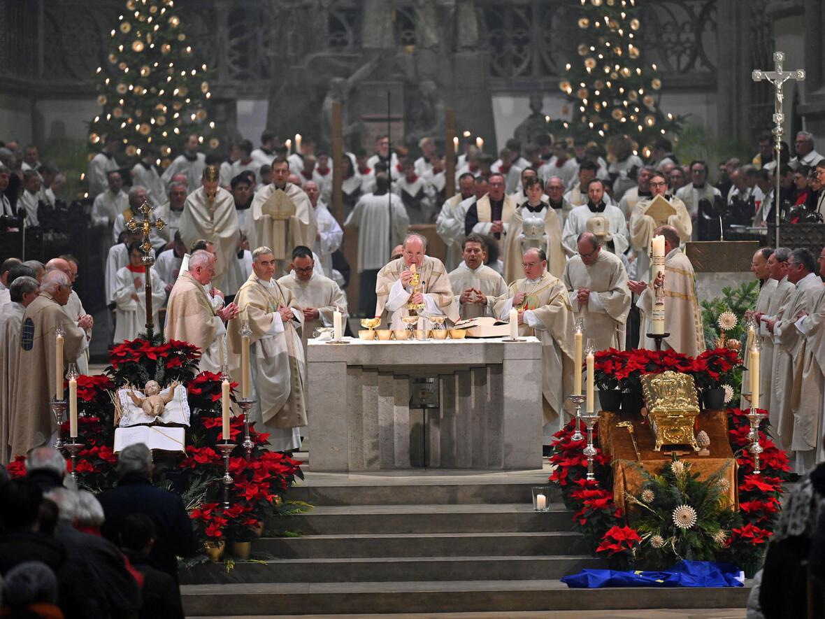 Zahlreiche Priester feierten zusammen mit Bischof Bertram Meier das Pontifikalamt im Augsburger Dom. 