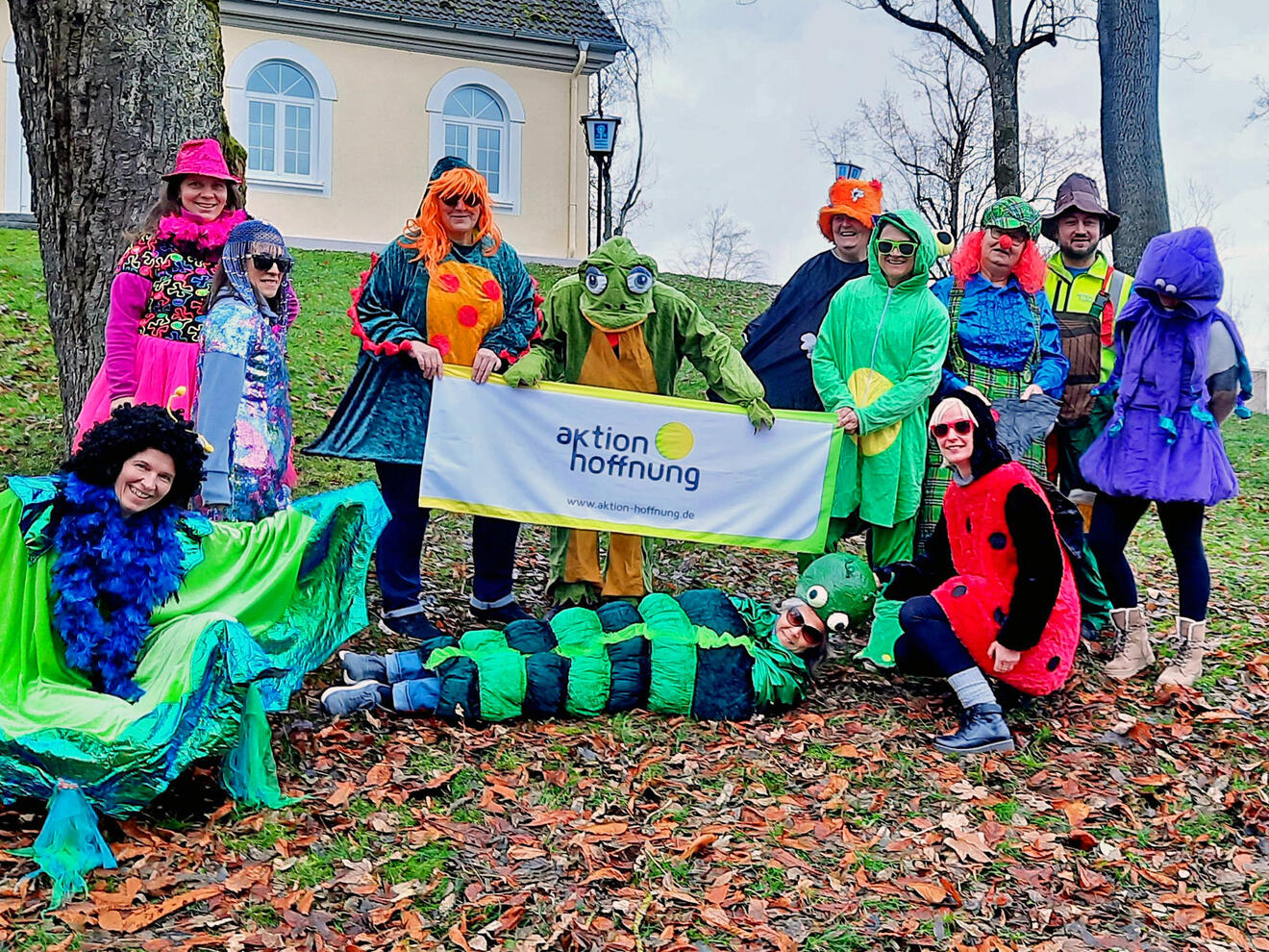 Das Team der aktion hoffnung präsentiert die Vielzahl an bunten und ausgefallenen Verkleidungen, die bei den Secondhand-Faschingsmärkten der aktion hoffnung angeboten werden. (Foto: Andrea Haslacher / aktion hoffnung)
