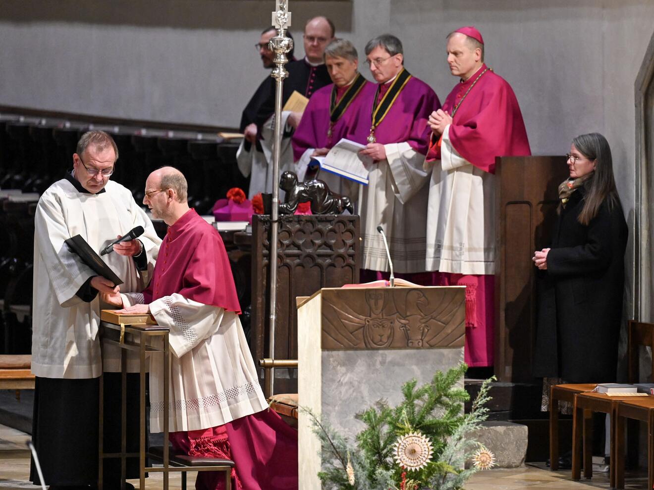 Domkapitular Thomas Rauch legt den Schwur auf das Evangelium ab.