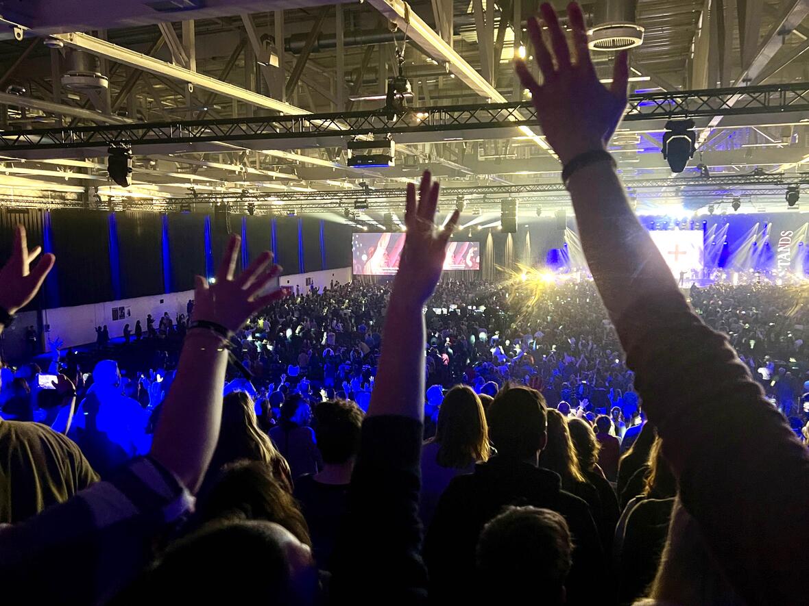 Tausende, vor allem junge, Menschen haben am Glaubensfest "MEHR" des Gebetshauses teilgenommen (Foto: pba/Iris Hahn).