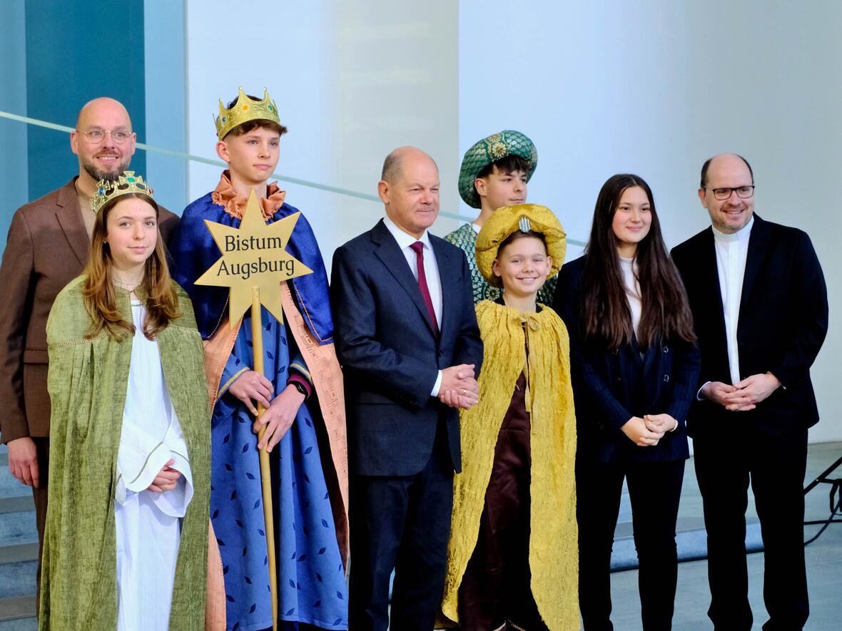  Die Sternsinger Valentin (15), Magdalena (15), Simon (14) und Nils (13) sowie Begleiterin Clarissa Harnisch aus der Pfarrgemeinde St. Ursula und Gefährtinnen in Rommelsried vertraten das Bistum Augsburg am Montagnachmittag beim Sternsinger-Empfang von Bundeskanzler Olaf Scholz zur 66. Aktion Dreikönigssingen. Zum Gruppenfoto mit dem Kanzler stellten sie sich gemeinsam mit Pfarrer Dirk Bingener (rechts im Bild), Präsident des Kindermissionswerks ‚Die Sternsinger‘, und Domvikar Stefan Ottersbach, Bundespräses des Bundes der Deutschen Katholischen Jugend (BDKJ), im Bundeskanzleramt auf. (Foto: Ralf Adloff)