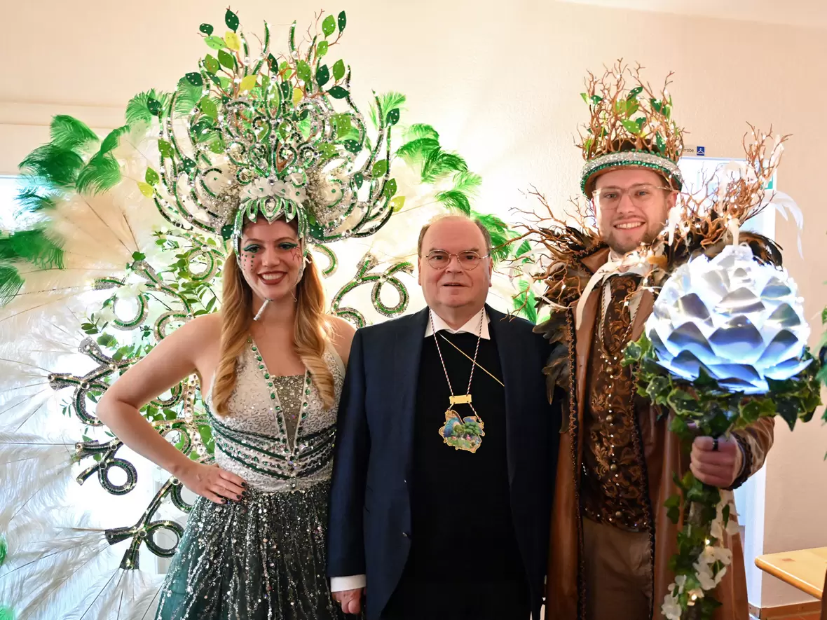 Bischof Bertram zusammen mit dem diesjährigen Prinzenpaar der Hollaria. (Fotos: Leander Stork / pba) 