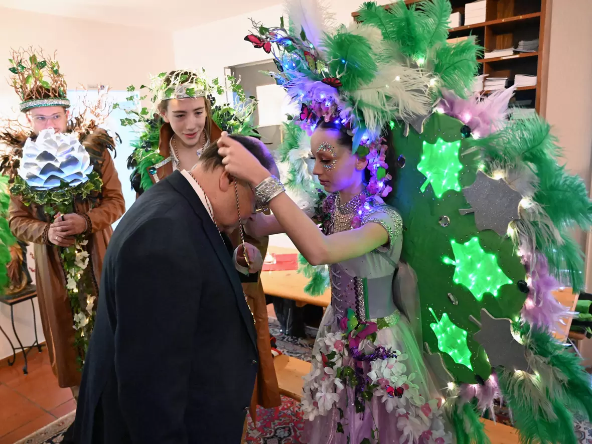 Auch das Kinderprinzenpaar verlieh dem Bischof einen Faschingsorden. 