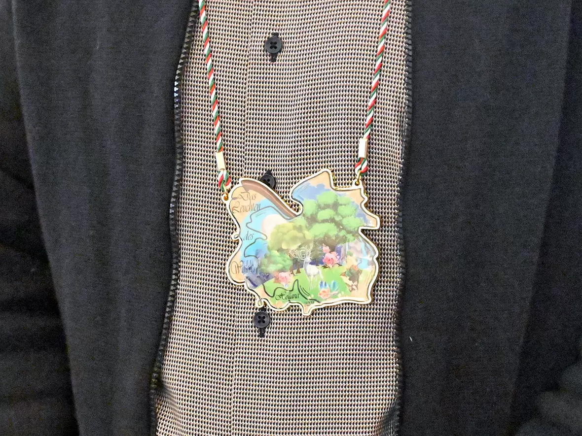 Der Orden stellt das Saisonmotto dar: "Das Leuchten des Waldes" 