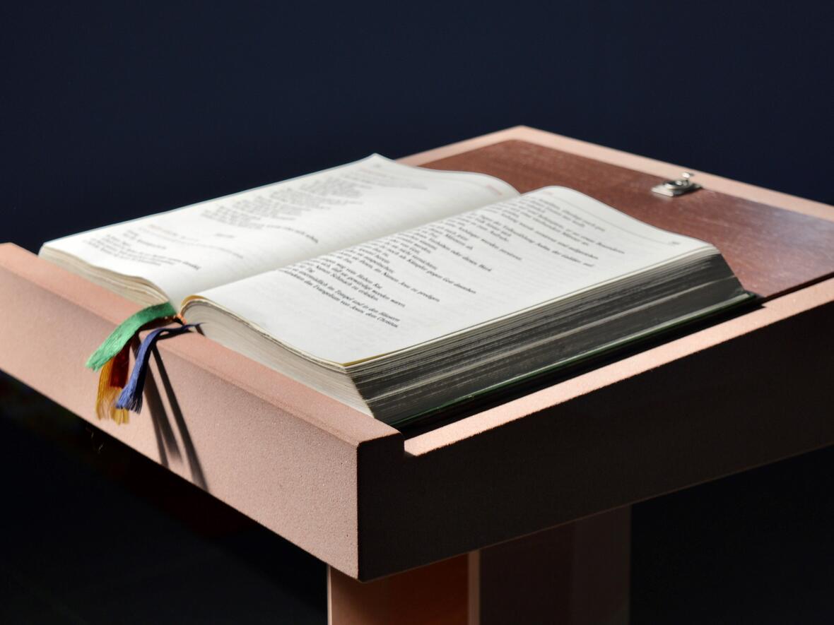 Der Tisch des Wortes. (Foto: Ute Quaing / pfarrbriefservice.de)