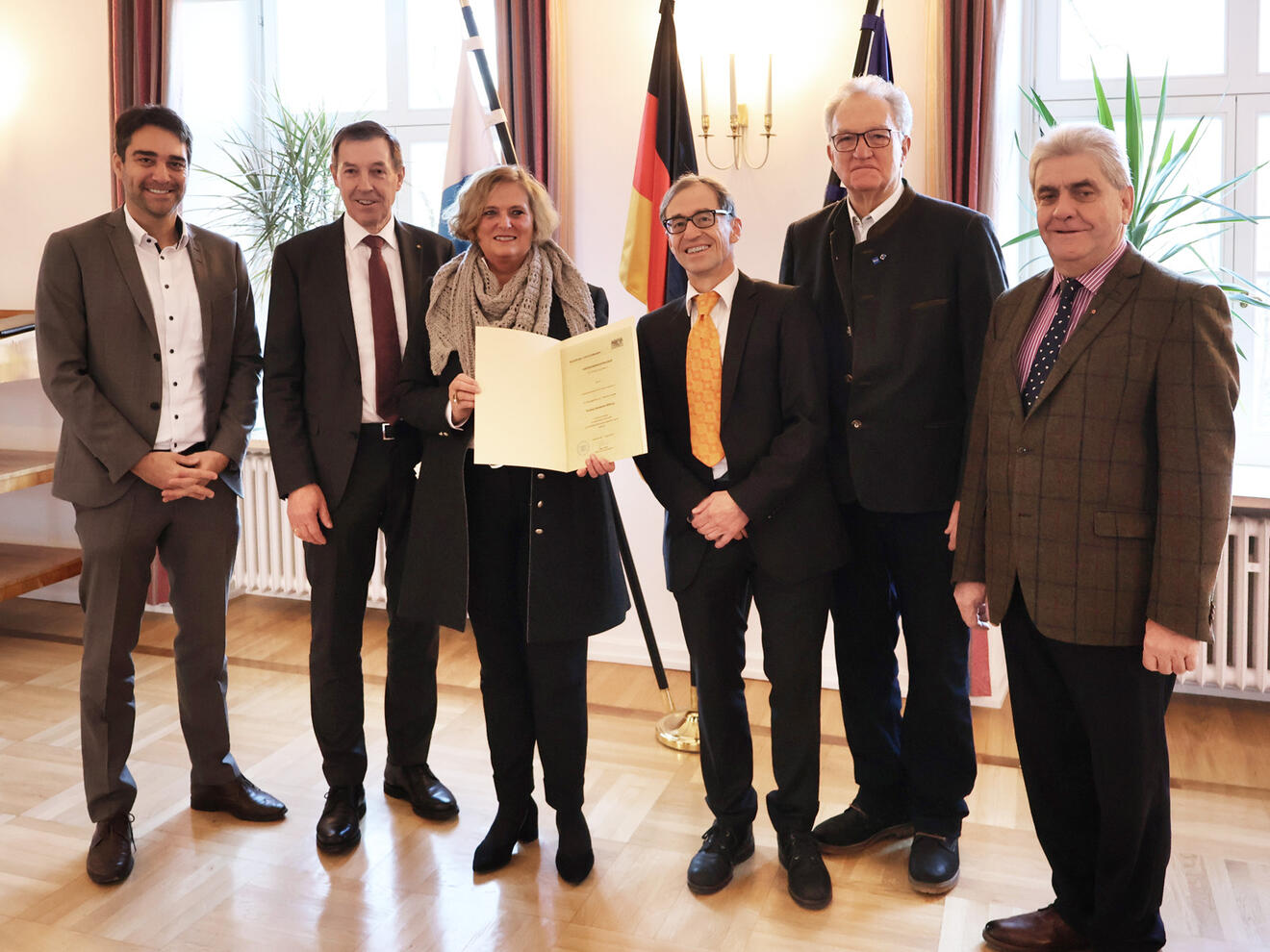 (v.l.) Stiftungsvorstand Björn Panne, Aufsichtsratsvorsitzender Roland Kober, Regierungspräsidentin Barbara Schretter, Stiftungsvorstand Werner Moritz, Kuratoriumsvorsitzender Gebhard Kaiser und stv. Aufsichtsratsvorsitzender Herbert Barthelmes (Foto: Regierung von Schwaben)