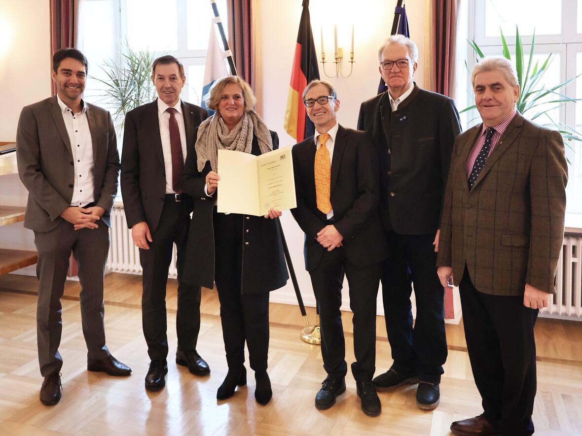 (v.l.) Stiftungsvorstand Björn Panne, Aufsichtsratsvorsitzender Roland Kober, Regierungspräsidentin Barbara Schretter, Stiftungsvorstand Werner Moritz, Kuratoriumsvorsitzender Gebhard Kaiser und stv. Aufsichtsratsvorsitzender Herbert Barthelmes (Foto: Regierung von Schwaben)