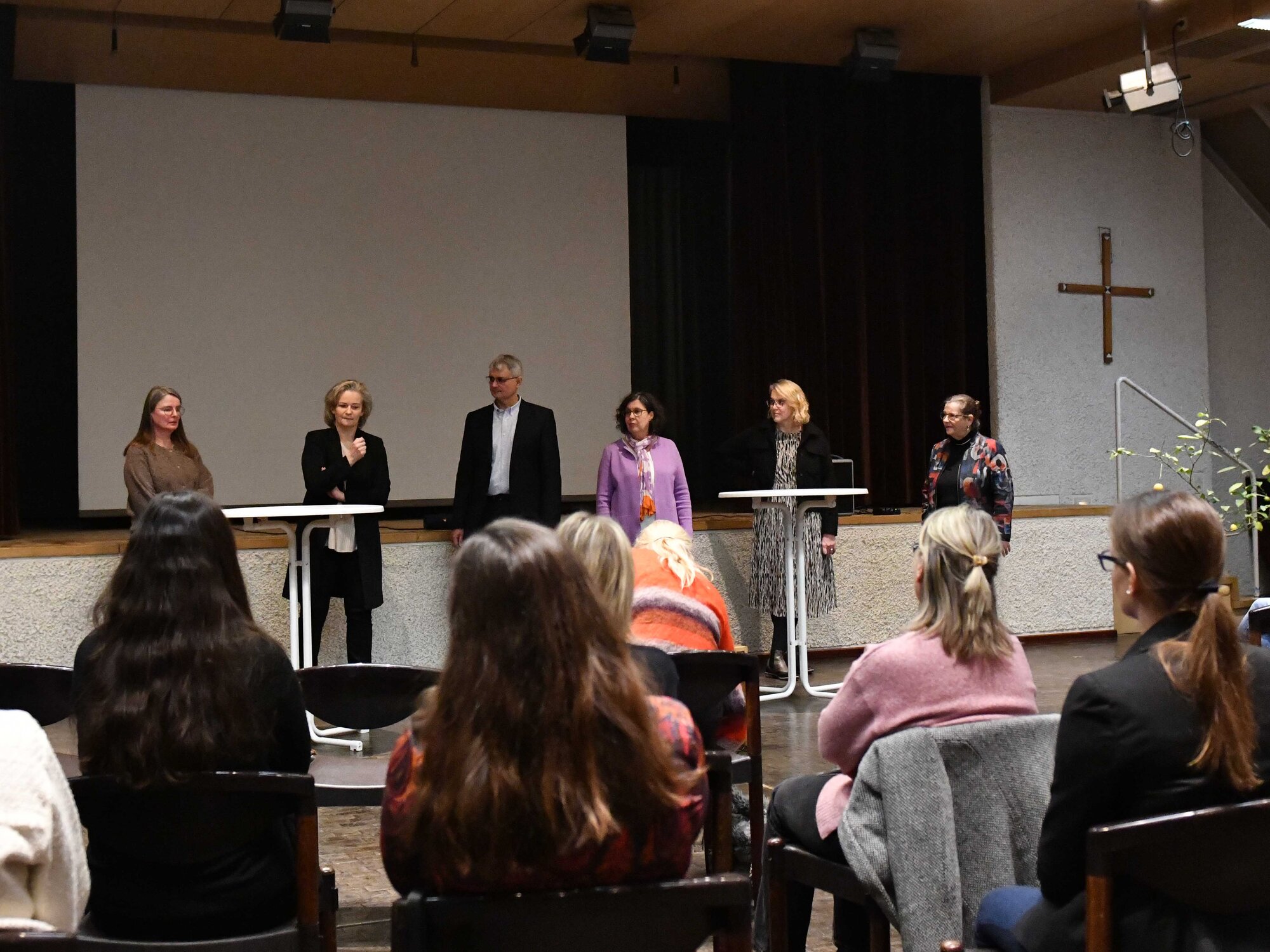 Über ihre Karriereschritte berichteten (v.l.): Katharina Rommel, Referentin des Generalvikars, Diane Rußwurm, Vorstand des Katholischen Pfründestiftungsverbund, Angelika Maucher, Leiterin der Hauptabteilung Seelsorge, Prof. Dr. Kerstin Schlögl-Flierl,Professorin für Moraltheologie und Prof. Dr. Gerda Riedl, Leiterin der Hauptabteilung Grundsatzfragen. Die Moderation übernahm Thomas Stark. 