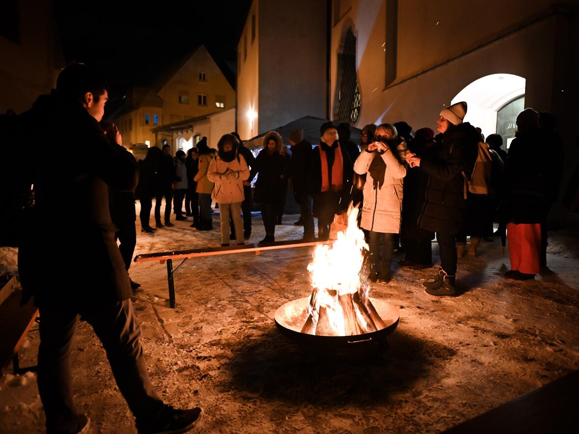 Neujahrsempfang des Kita-Zentrums St. Simpert vor der Kirche Heilig-Kreuz in Augsburg (Foto: Julian Schmidt / pba)