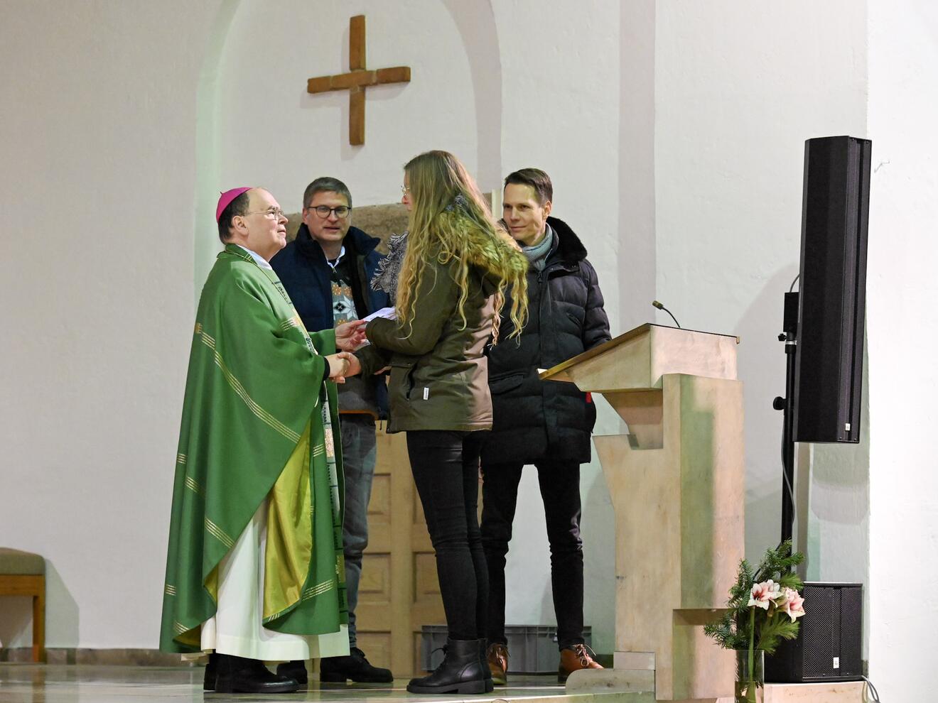 Im Rahmen des Gottesdienstes wurden auch zahlreiche Mitarbeiterinnen und Mitarbeiter der Stiftung für ihr langjähriges Engagement geehrt (Foto: Theresa Wiedemann / pba)