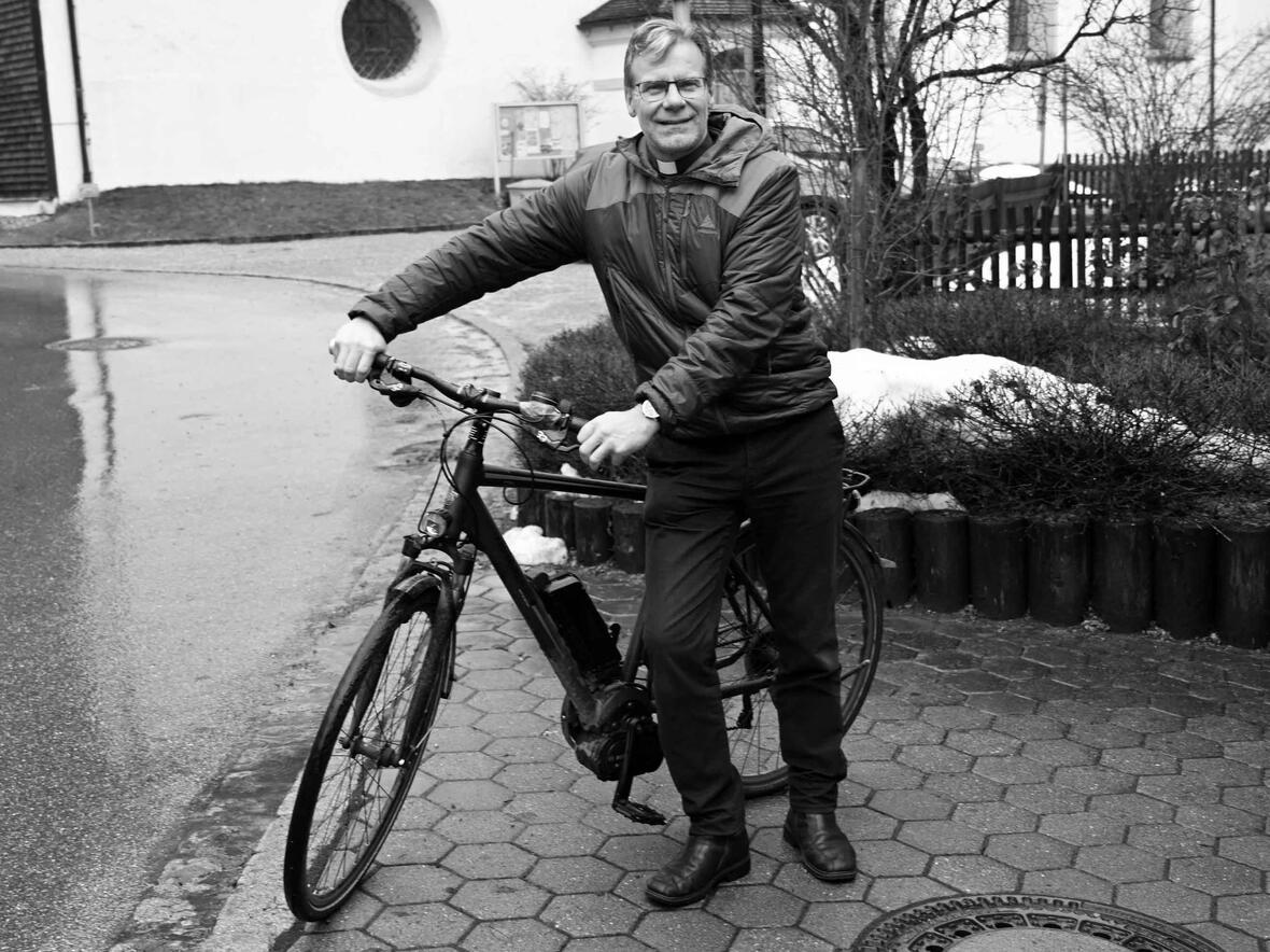 Dekan Haas war zwischen Pfronten und Nesselwang auch gerne mit seinem "Pfarrgemeinde-Rad" unterwegs. (Fotos: Leander Stork / pba) 