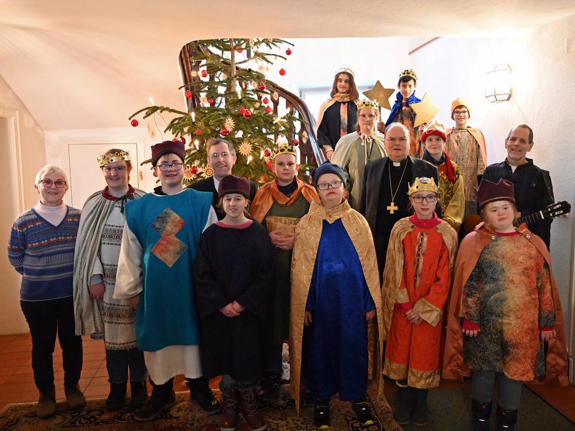 Jedes Jahr besuchen die Aichacher Schüler zusammen mit Pfr. Herbert Gugler das Bischofshaus. (Fotos: Leander Stork / pba) 