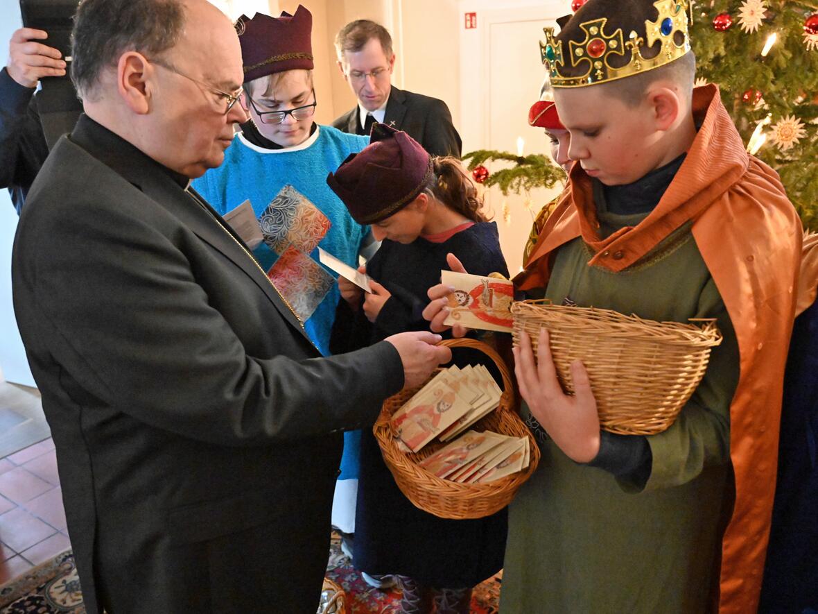 Bischof Bertram schenkte zum Abschluss jedem Kind als Andenken an den Besuch ein kleines Ulrichskreuz.