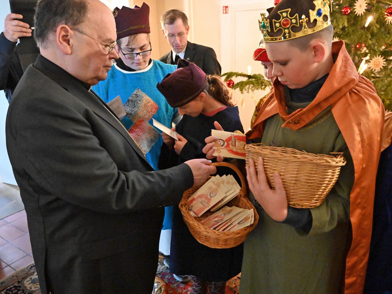 Bischof Bertram schenkte zum Abschluss jedem Kind als Andenken an den Besuch ein kleines Ulrichskreuz.