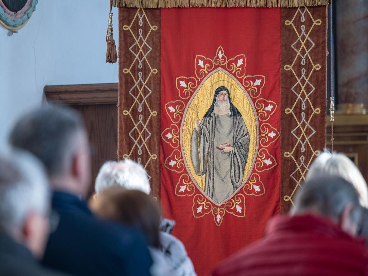 Adelgundisfahne in Anhausen (Foto: Julian Schmidt / pba)