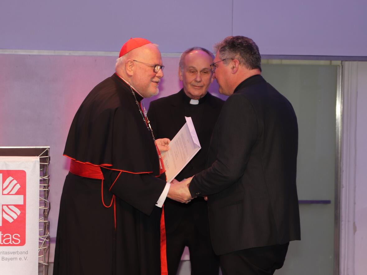 Kardinal Reinhard Marx gratulierte dem neuen Landes-Caritasdirektor und dankte Prälat Bernhard Piendl für sein zwölfjähriges Wirken. (Foto: Caritas Augsburg/Bernhard Gattner)