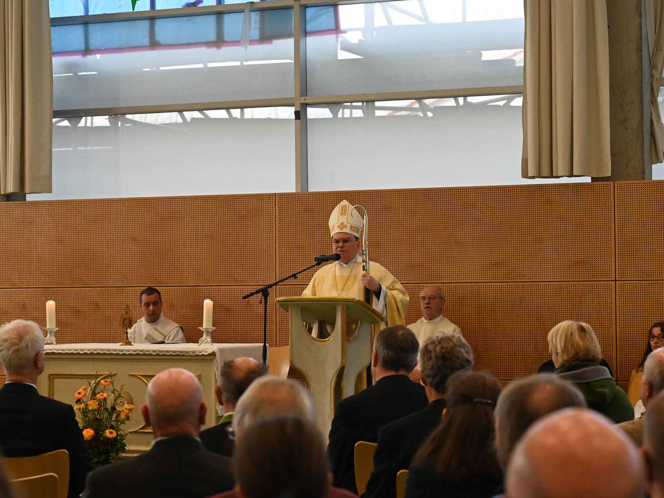 Nach dem großen Hagelschadel im vergangenen Jahr fand die Feier des Don-Bosco-Festes heuer in der Turnhalle statt. (Fotos: Theresa Wiedemann / pba)