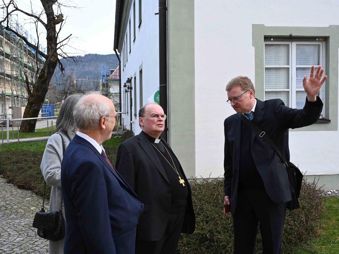 Bei seinem Besuch im Kloster machte sich Bischof Bertram auch ein Bild über den aktuellen Stand der Sanierungsarbeiten nach der Unwetterkatastrophe im vergangenen Jahr. (Foto: Theresa Wiedemann / pba)  